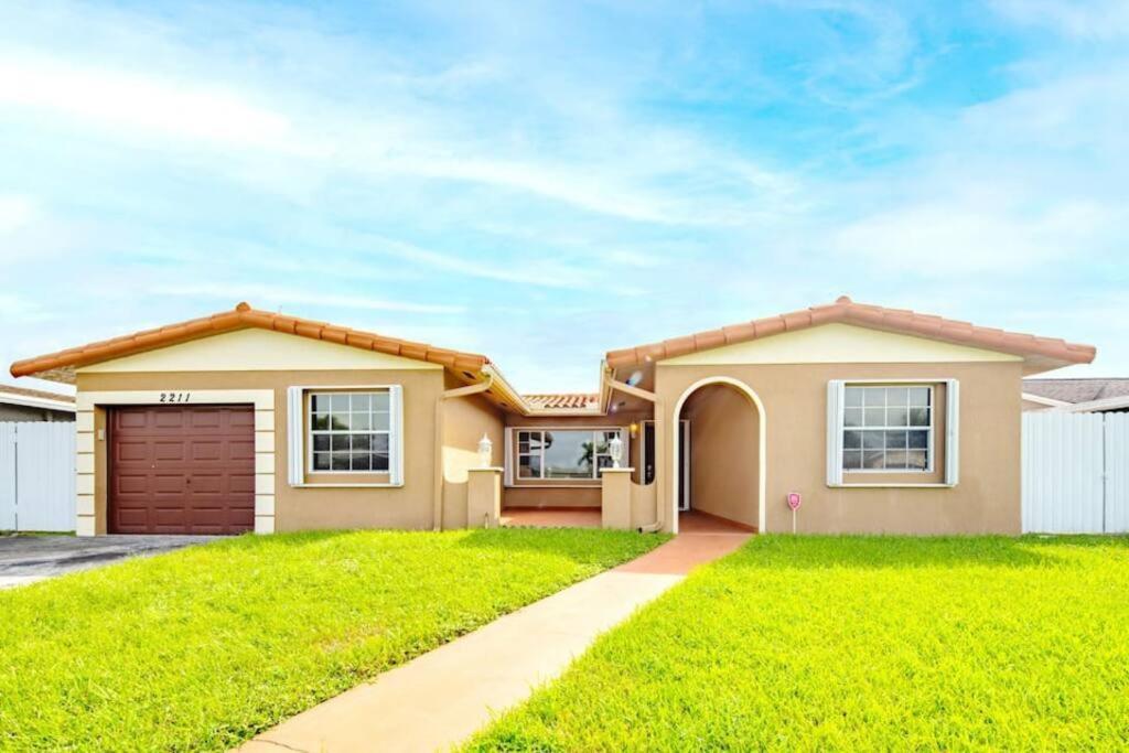 Stunning Lake-Front Villa With Pool & Spa Pembroke Pines Extérieur photo