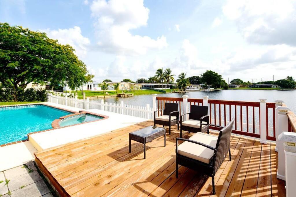 Stunning Lake-Front Villa With Pool & Spa Pembroke Pines Extérieur photo