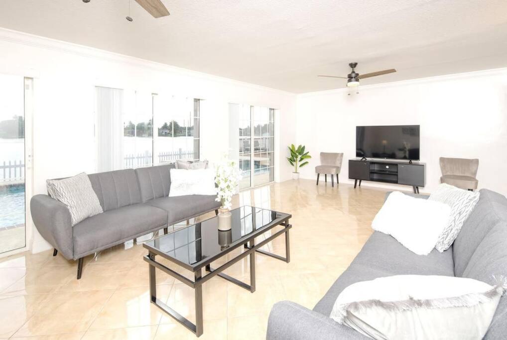 Stunning Lake-Front Villa With Pool & Spa Pembroke Pines Extérieur photo