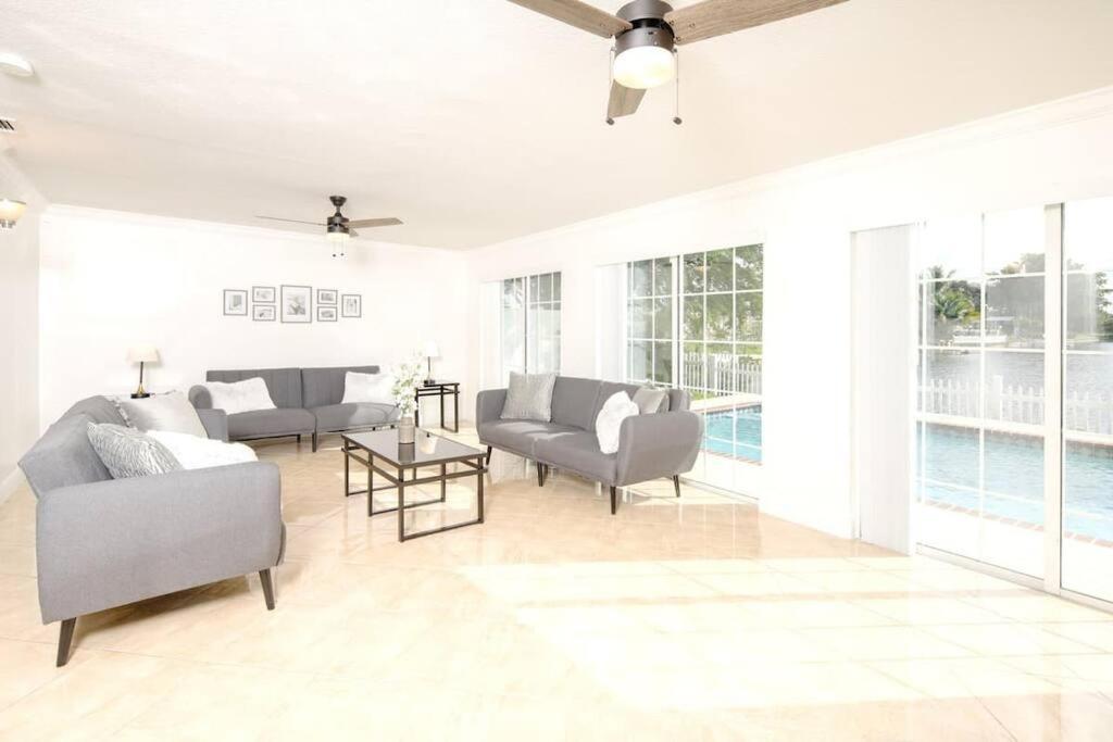 Stunning Lake-Front Villa With Pool & Spa Pembroke Pines Extérieur photo