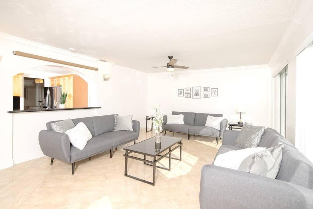 Stunning Lake-Front Villa With Pool & Spa Pembroke Pines Extérieur photo