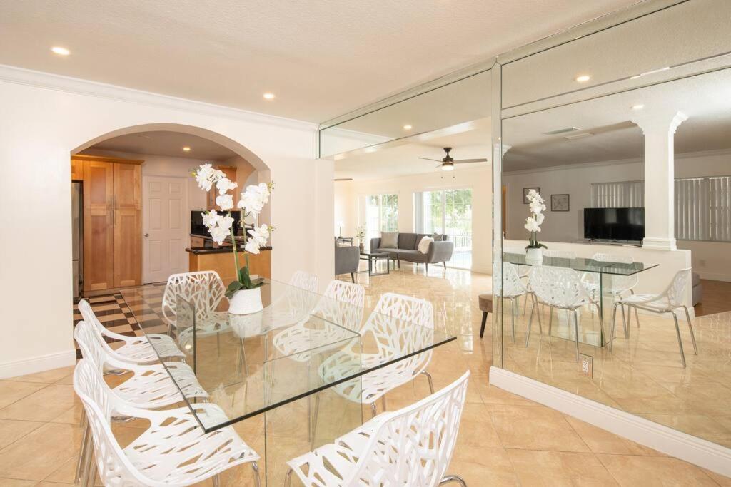 Stunning Lake-Front Villa With Pool & Spa Pembroke Pines Extérieur photo