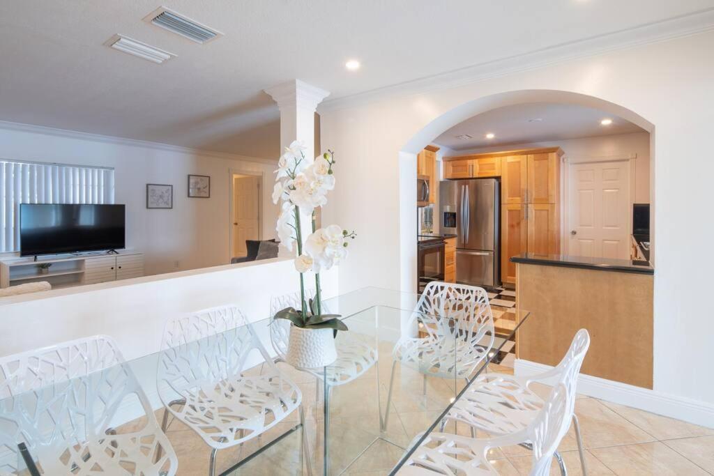 Stunning Lake-Front Villa With Pool & Spa Pembroke Pines Extérieur photo