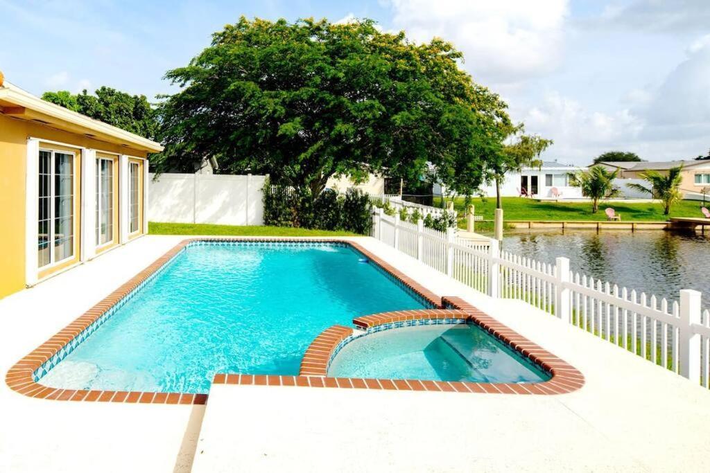 Stunning Lake-Front Villa With Pool & Spa Pembroke Pines Extérieur photo