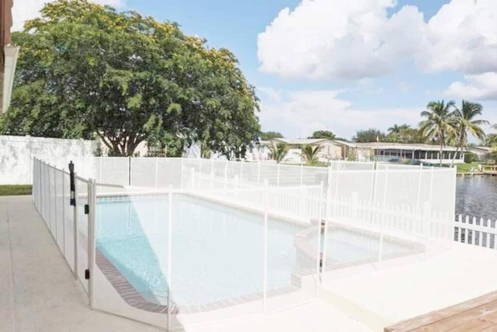 Stunning Lake-Front Villa With Pool & Spa Pembroke Pines Extérieur photo